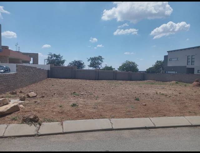 LAND FOR SALE IN WOODHILL ESTATE